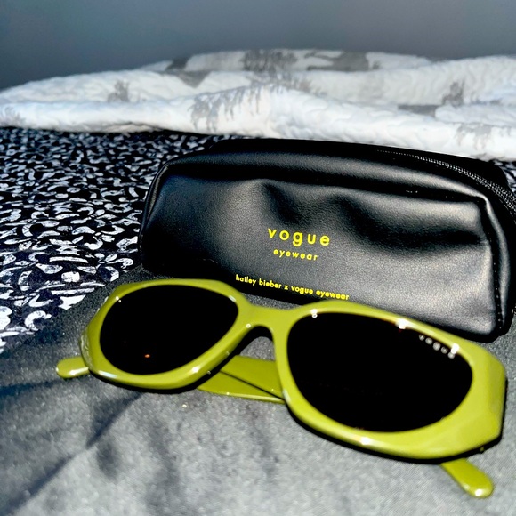Vogue x Hailey Bieber Sunglasses - Picture 3 of 7